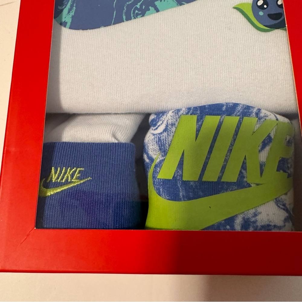Nike Baby Gift Set - Picture 3 of 6